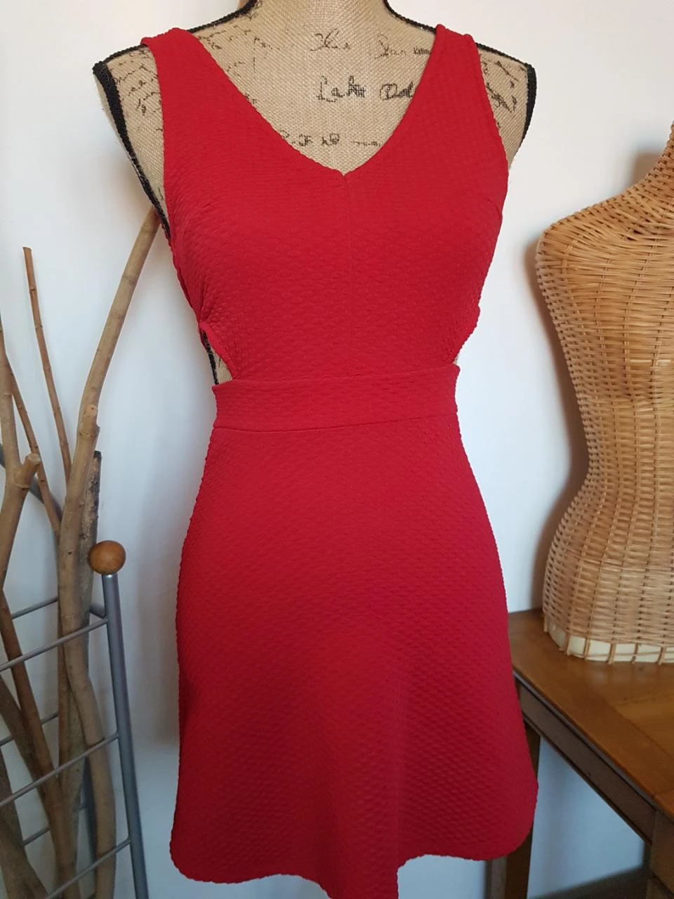 Robe rouge tissu gaufré